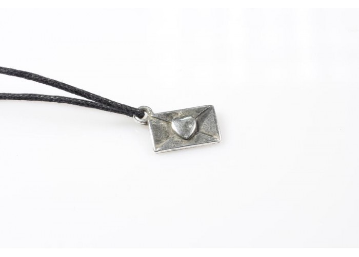 Colgante sobre con corazón...